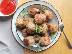 Пържени кюфтета с кайма, ориз, кашкавал, магданоз и копър - снимка на рецептата Пържени кюфтета с кайма, ориз, кашкавал, магданоз и копър - снимка на рецептата